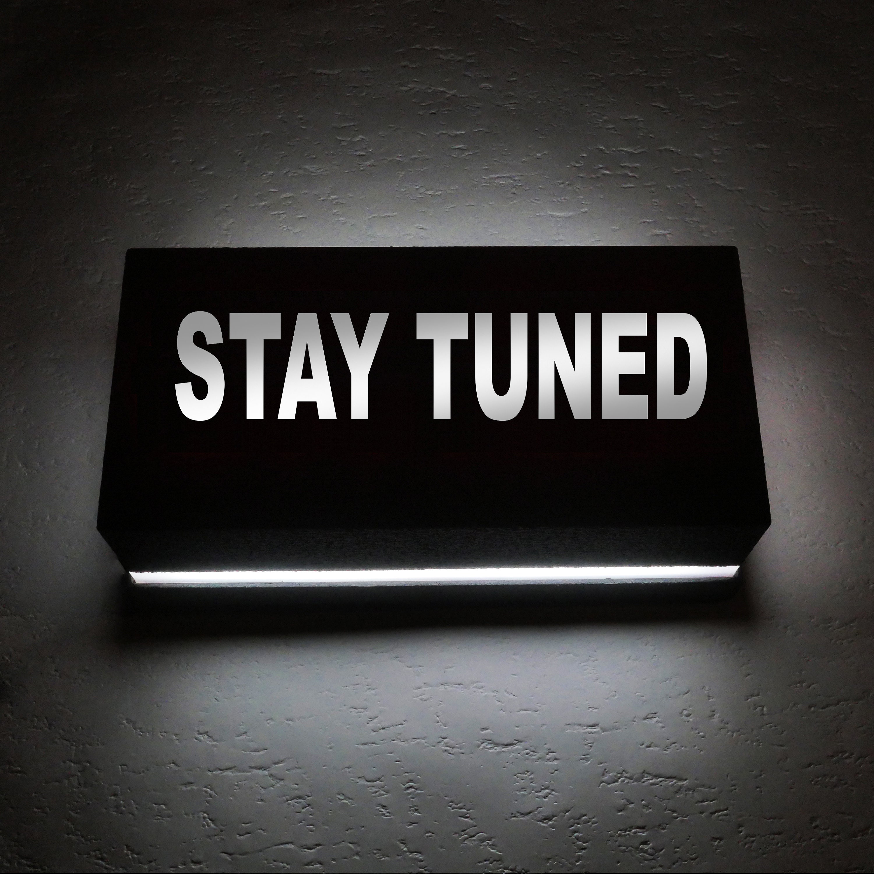 stay Tuned Sign Affichage Lumineux Applique Murale ou Veilleuse