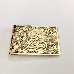 Fermasoldi in oro, accento di diamanti, monogramma iniziale inciso a mano, oro 14 carati, diamante da 10 pt con taglio ideale da 3 mm, realizzato su ordinazione.