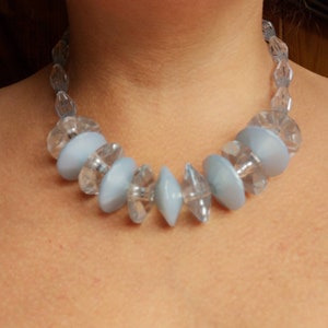 Collana di perline in plastica vintage blu e trasparente