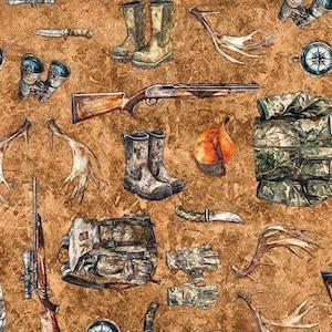 Jachtuitrusting op terracotta stof / Forest Field-stof van QT Fabric / Geweer, laarzen, kompas, geweien per meter en fat quarters