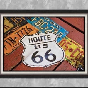 Puede incluir: Impresión enmarcada con un letrero de la Ruta 66 y placas de matrícula antiguas. El letrero de la Ruta 66 es blanco con letras y números negros. Se ven placas de Nueva York, Nueva Jersey y México.