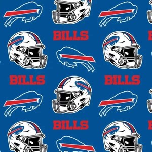 Tecido de lã polar Buffalo Bills NFL / Tecido de lã polar Buffalo Bills em fundo azul, vendido por metro, 147 cm de largura, da Fabric Traditions Fabric. Disponível em cortes de 45 x 55 cm.