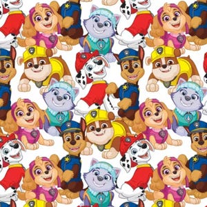 Pode incluir: Um padrão repetitivo com personagens de desenhos animados da Patrulha Pata, incluindo Skye em rosa, Rubble em amarelo, Marshall em vermelho, Chase em azul e Everest em turquesa. As personagens estão dispostas sobre um fundo branco.