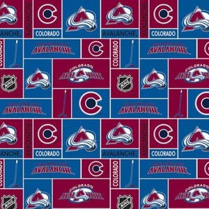 Pode incluir: Um tecido azul e bordô com um padrão repetido do logotipo do Colorado Avalanche, incluindo o nome do time, o logotipo da NHL e as palavras "Colorado Avalanche".