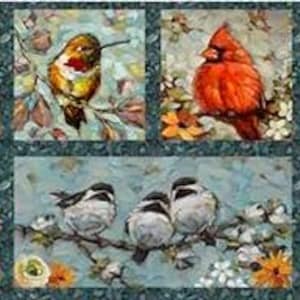 Puede incluir: Un panel de tela con un collage de pájaros pintados en varios colores, incluyendo azul, amarillo y rojo. Cada pájaro está representado en un marco cuadrado con detalles florales, sobre un fondo turquesa. El panel tiene un borde decorativo.
