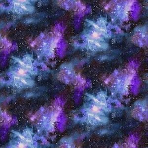 Puede incluir: Un patrón de tela que presenta un diseño de nebulosa del espacio profundo con nubes arremolinadas de tonos morados, violetas y azules. El estampado está salpicado de diminutos puntos blancos que representan estrellas lejanas sobre un fondo negro.