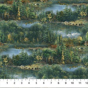 Tela con paisaje de árboles y cabañas, Northwood de Northcott Naturescapes Material de Hautman Brothers Wildlife Yardage