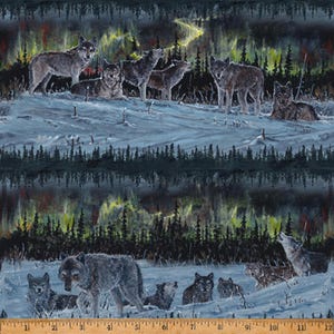 Może przedstawiać: Tkanina z namalowaną sceną wilków w zaśnieżonym krajobrazie pod zorzą polarną. Wilki są w różnych odcieniach szarości i czerni, niektóre wyją. Tło przedstawia ciemny las i kolorowe niebo.