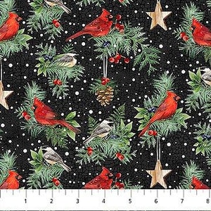 Tela navideña con cardenales y ramas de pino, pájaros y canción invernal de Northcott Fabrics. Material disponible en yardas y cuartos gordos.