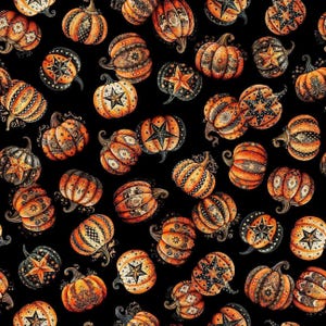 Könnte beinhalten: Ein sich wiederholendes Muster auf schwarzem Hintergrund mit orangefarbenen Kürbissen, die mit verschiedenen komplizierten Designs verziert sind, darunter schwarze Sterne, Punkte und wirbelnde Filigranmuster. Jeder Kürbis zeigt eine einzigartige Kombination.