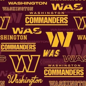 Könnte beinhalten: Ein Stoff mit wiederholtem Muster, der das Branding des Teams Washington Commanders zeigt. Das Design umfasst das gelbe W-Logo, den Text Washington und das Wort Commanders in gelber Schrift auf einem tiefburgunderroten Hintergrund.