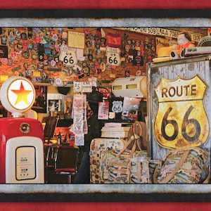 Puede incluir: Una escena de temática vintage con una bomba de gasolina roja y blanca con un logotipo de estrella, señalización de la Ruta 66 y varias bolsas de viaje. El fondo está lleno de recuerdos de la Ruta 66, creando un ambiente nostálgico.
