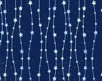 Cadena celestial de estrellas sobre tela azul marino de QT Fabrics 29632-N Colección Celestial Journey / Material espacial, yardas y cuartos gordos