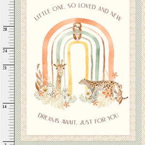 Peut inclure: Panneau de tissu avec une illustration à l'aquarelle d'un arc-en-ciel, d'une girafe et d'un léopard. Le texte indique "Little One, So Loved and New" et "Dreams Await, Just For You". Le panneau comprend de petites illustrations carrées d'animaux. Le panneau mesure 109 cm de hauteur.