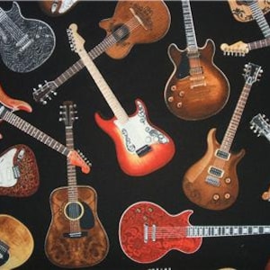 Może przedstawiać: Czarne tło pokryte jest różnymi gitarami w różnych stylach i kolorach. Gitary obejmują gitary akustyczne, elektryczne i basowe, z widocznymi detalami, takimi jak podstrunnice, struny i kształty korpusu. Gitary są w odcieniach brązu, czerwieni i bieli.