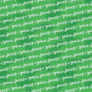 Op de afbeelding: Groene achtergrond met witte cursieve tekst die "Smiling is my favorite" diagonaal herhaalt. De tekst is geaccentueerd met kleine stervormige symbolen. Het ontwerp heeft een getextureerde, aquarelachtige uitstraling.