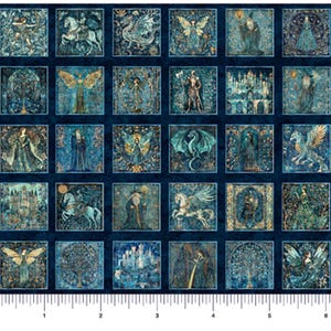 Könnte beinhalten: Ein Stoffpaneel mit einem Raster aus dreißig quadratischen Illustrationen in tiefen Blau-, Petrol- und Goldtönen, die Fantasy-Figuren wie Drachen, Zauberer und Burgen zeigen, mit einem 15 cm Lineal an der unteren Kante.