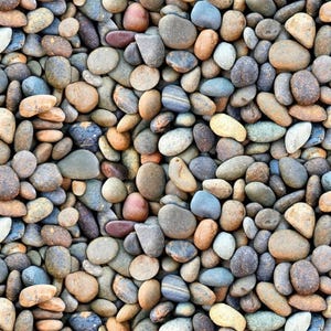 Pode incluir: Um close-up de uma variedade de pedras lisas e arredondadas em tons de cinza, marrom e bege. As pedras estão dispostas em um padrão aleatório, criando um fundo natural e texturizado.