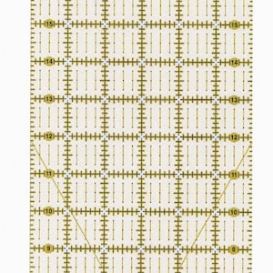 Puede incluir: Una regla de plástico transparente con un patrón de cuadrícula y líneas diagonales. La regla está marcada en pulgadas y tiene un agujero en el centro. La regla está etiquetada como "OmniGrid" y tiene el texto "US Pat. No. 5,775,388, US Pat. No. 5,917,288, Add'l. Pat. Pend., Made in the U.S.A."