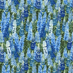 Pode incluir: Um padrão sem costura que apresenta um campo de flores de lupino azuis e roxas em plena floração. As flores estão dispostas em um padrão aleatório sobre um fundo verde.