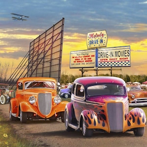 Puede incluir: Imagen de coches clásicos en un autocine. Un coche naranja con parrilla cromada y faros está estacionado frente a la pantalla. Un segundo coche con llamas está estacionado al lado. Un avión vuela en el cielo.