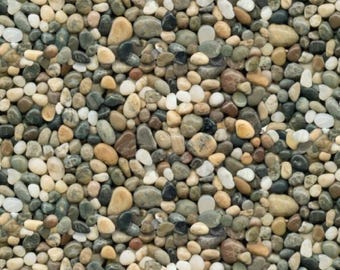 Puede incluir: Una densa colección de piedras de río lisas y redondeadas en una variedad de colores naturales, incluyendo tonos beige, gris, marrón y blanco. Los guijarros están muy juntos, creando una superficie texturizada de pequeñas rocas pulidas.