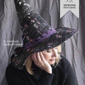 Puede incluir: Un sombrero de bruja acolchado negro con una banda morada, parte de un patrón de costura. El sombrero tiene una corona puntiaguda y un ala ancha. El texto "the Spellbound Hat" y "3 Unique Variations" está incluido.