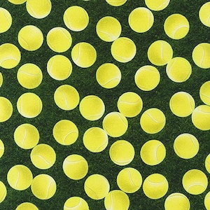 Pode incluir: Um padrão de tecido repetido com numerosas bolas de tênis amarelas com linhas brancas curvas sobre um fundo verde escuro. As bolas são uniformemente espaçadas, criando um design esportivo e atraente.