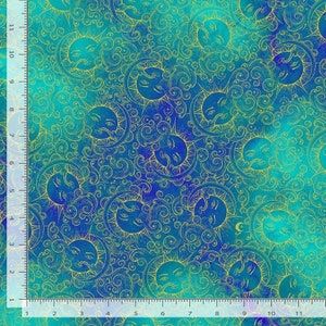 以下が含まれることがあります： ターコイズブルーとブルーの生地に、金色の太陽と渦巻きが繰り返し描かれたパターン。太陽は目と三日月形の顔をしています。