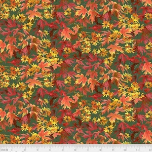 Pode incluir: Um padrão de tecido com uma disposição densa de folhas de bordo de outono em tons de vermelho e laranja, intercaladas com flores amarelas semelhantes a margaridas sobre um fundo verde escuro. Uma régua branca na base mostra 30 cm.