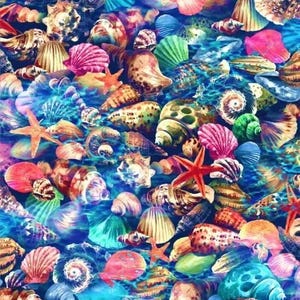 Op de afbeelding: Een levendig, veelkleurig patroon met een dichte verzameling van diverse schelpen en zeesterren. Het ontwerp bevat spiraalvormige schelpen, waaiervormige sint-jakobsschelpen en puntige zeesterren in tinten blauw, roze, groen en goud.