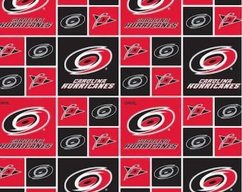 Tecido de algodão com estampa do Carolina Hurricanes da NHL / Face Off (vendido por metro) / Sykel Hockey Fat Quarters e tecidos por metro