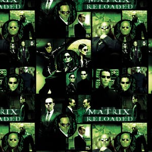Może przedstawiać: Powtarzający się wzór tkaniny przedstawiający sceny z filmu The Matrix Reloaded. Projekt ukazuje wiele postaci w czarnych garniturach i ciemnych okularach przeciwsłonecznych na zielonkawym tle z napisem tytułu filmu.