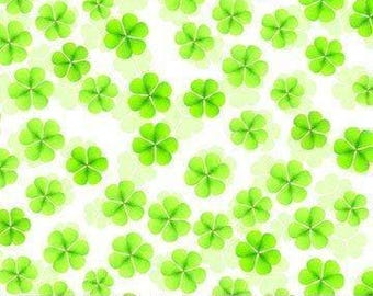 Kleeblätter mit Kleeblättern auf weißem Stoff / St Patrick's Day Stoff von Northcott Fabrics, Fat Quarters & Meterware erhältlich