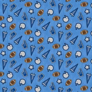 Football Stoff, kleine Football Motive auf blauem Stoff, Patch Perfect by Paintbrush Studios Fabrics, Birdie, und Fat Quarters erhältlich