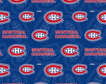 Puede incluir: Patrón repetitivo con el logotipo y el nombre del equipo de los Canadiens de Montreal sobre un fondo azul. El logotipo es una 'C' roja con una 'H' blanca y un palo de hockey. También está presente el texto 'MONTREAL CANADIENS'.