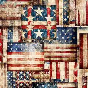 Pode incluir: Uma colagem de bandeiras americanas desgastadas em vermelho, branco e azul. O design apresenta estrelas e listras em um fundo de madeira envelhecida, criando uma estética vintage e patriótica. As bandeiras são dispostas em estilo patchwork.