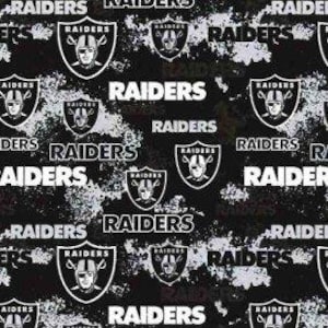 Tela de los Raiders de Las Vegas de la NFL / Tela con licencia de la NFL de Fabric Traditions / Tela de fútbol americano cortada a medida