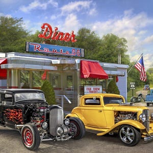 Puede incluir: Dos hot rods vintage aparcados frente a un clásico restaurante americano con un letrero de "Diner Route 66". El coche de la izquierda es negro con llamas pintadas en el lateral, y el coche de la derecha es amarillo. Ambos coches tienen detalles cromados y ruedas grandes.