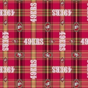 Puede incluir: Una tela de cuadros rojos, dorados y negros con el texto 49ERS repetido en letras blancas y el logotipo ovalado del equipo San Francisco 49ers. El patrón está dispuesto en una cuadrícula con texto alterno en vertical y horizontal.