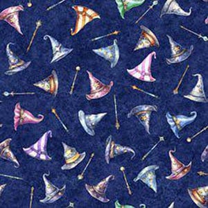 魔法使いの帽子と杖をトスオンネイビーコットン生地 / Lil&#39; Wizards by Quilting Treasures / マジカルウィザードファンタジー生地 / 生地 1 ヤードあたり