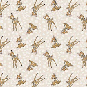 Może przedstawiać: Beżowy materiał z powtarzającym się wzorem brązowych jeleni Bambi. Jelenie są w różnych pozach, niektóre stoją, niektóre siedzą, a niektóre patrzą w górę.
