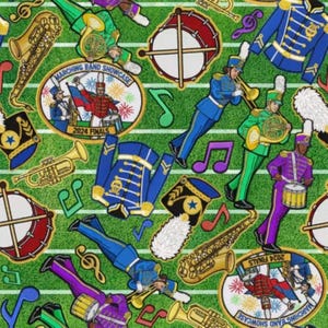 Pode incluir: Um padrão de tecido com membros de uma banda marcial em uniformes azuis, verdes e roxos, instrumentos de sopro, tambores e emblemas circulares com o texto Marching Band Showcase 2024 Finals, sobre um campo verde com linhas brancas.