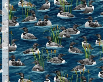 Tela con paisaje de colimbos sobre el agua / Tela con paisaje de colimbos sobre el lago azul de Timeless Treasures Fabrics. Telas disponibles en yardas y cuartos gordos.