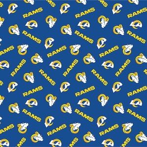 Op de afbeelding: Een herhalend patroon in blauw en geel met het logo van de Los Angeles Rams en het woord "RAMS" overal.