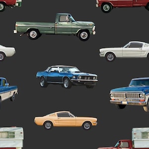 Könnte beinhalten: Ein sich wiederholendes Muster aus klassischen Autos und Lastwagen in verschiedenen Farben, darunter Grün, Blau und Rot, vor einem dunkelgrauen Hintergrund. Das Bild zeigt Oldtimer wie Pick-ups und Sportwagen.