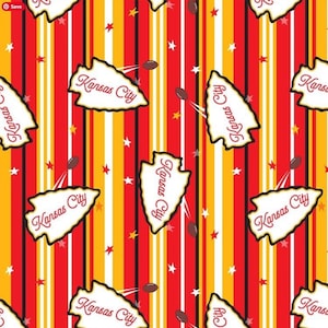Op de afbeelding: Een herhalend patroon met de tekst "Kansas City" in een pijlvorm, American footballs en sterren. De achtergrond heeft verticale rode, gele en witte strepen. Dit ontwerp is waarschijnlijk voor sportartikelen.