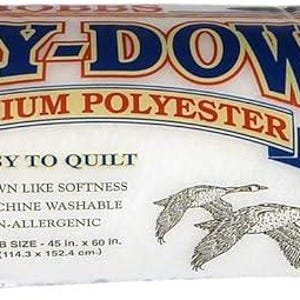Puede incluir: Un rollo blanco de guata de poliéster Poly-Down Premium para acolchar. La etiqueta dice "Easy to Quilt" y enumera características como "Suavidad similar al plumón", "Lavable a máquina" e "Hipoalergénico". El rollo mide 45 pulgadas por 60 pulgadas (114,3 cm x 152,4 cm).