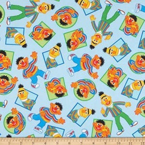 Sesamstraatstof / Bert en Ernie op blauwe stof van QT Fabrics, Sesamstraatkatoenmateriaal Yardage & Fat Quarters beschikbaar