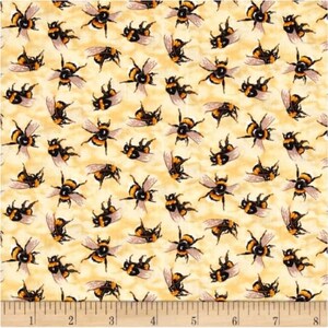 Tecido Bees on Cream, Coleção You Bug Me, Paintbrush Studio 120-13851, disponível em metros e retalhos.